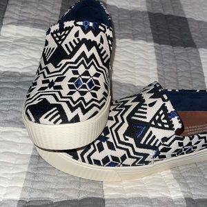 Toms slip on shoe sneaker style